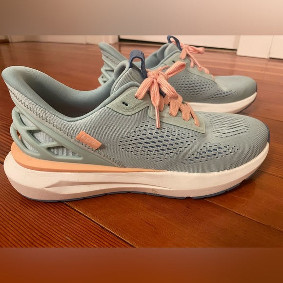 Kizik hands free sneakers. Mint green and pink sneakers. Slide on sneakers. - Picture 2 of 9